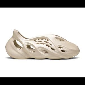 Worn twice Yeezy foam runners, they are too big for me. Size 7! Womens